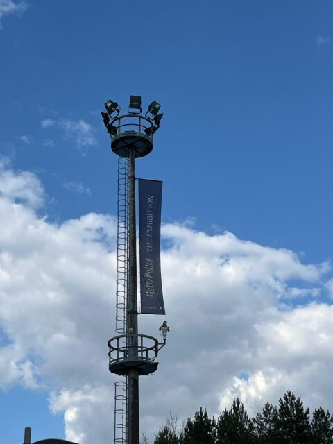 Słup oświetleniowy z zamontowaną flagą reklamową