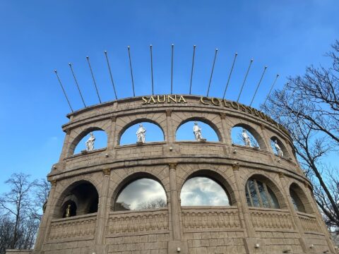 Budynek colosseum przed montażem flag
