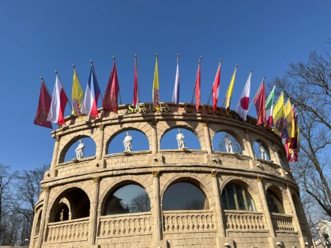 Flagi krajów na budynku koloseum