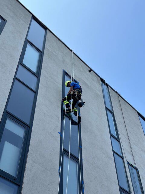 Alpinista sprawdza listwy okienne