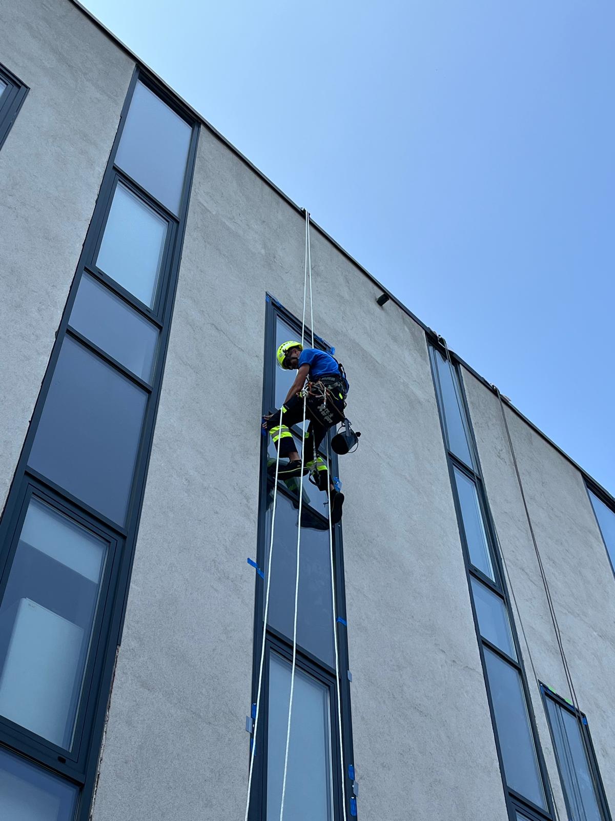 Alpinista sprawdza listwy okienne