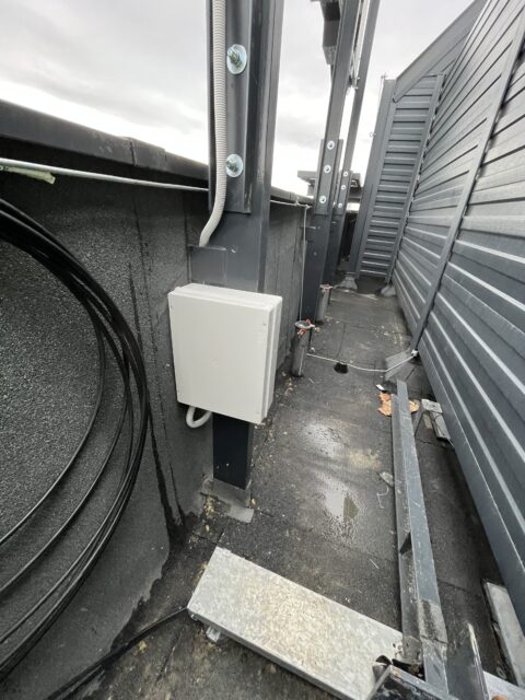Instalacja elektryczna podświetlenia liter przestrzennych