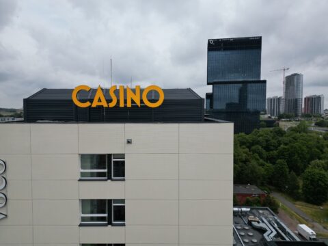Zamontowana reklama Casino na dachu budynku hotelu Katowice Widok na KTW