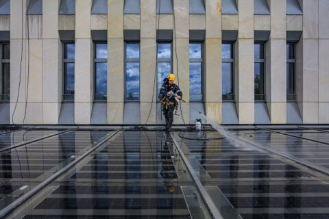 Spłukiwanie brudu z daszku instalacji PV