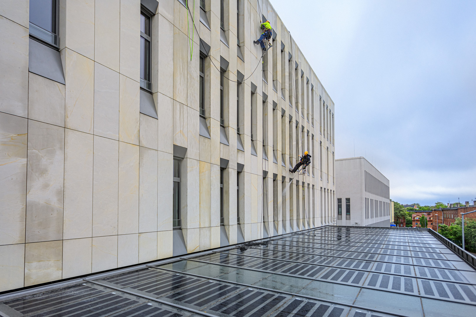 Mycie ściany bezpośrednio nad daszkiem z panelami PV