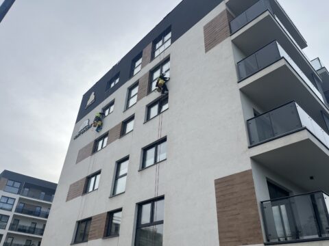 Alpiniści uszczelniający parapety